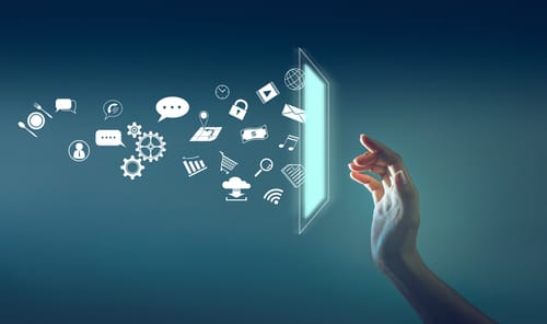 ソーシャルアイコンが出てくる画面に手を伸ばす女性の手が、テクノロジーとソーシャルメディアのつながりを強調している。