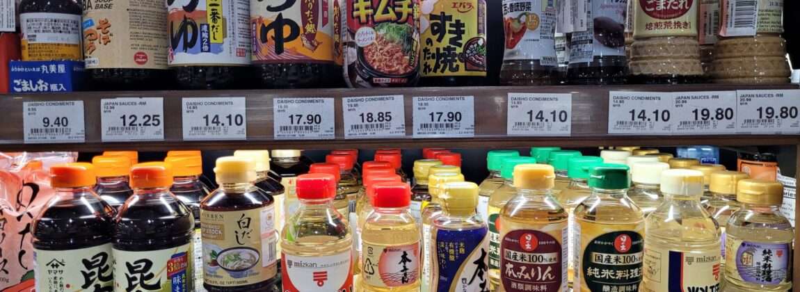 中国のソースや調味料がいっぱいの棚。 中国のソースや調味料がいっぱいの棚。