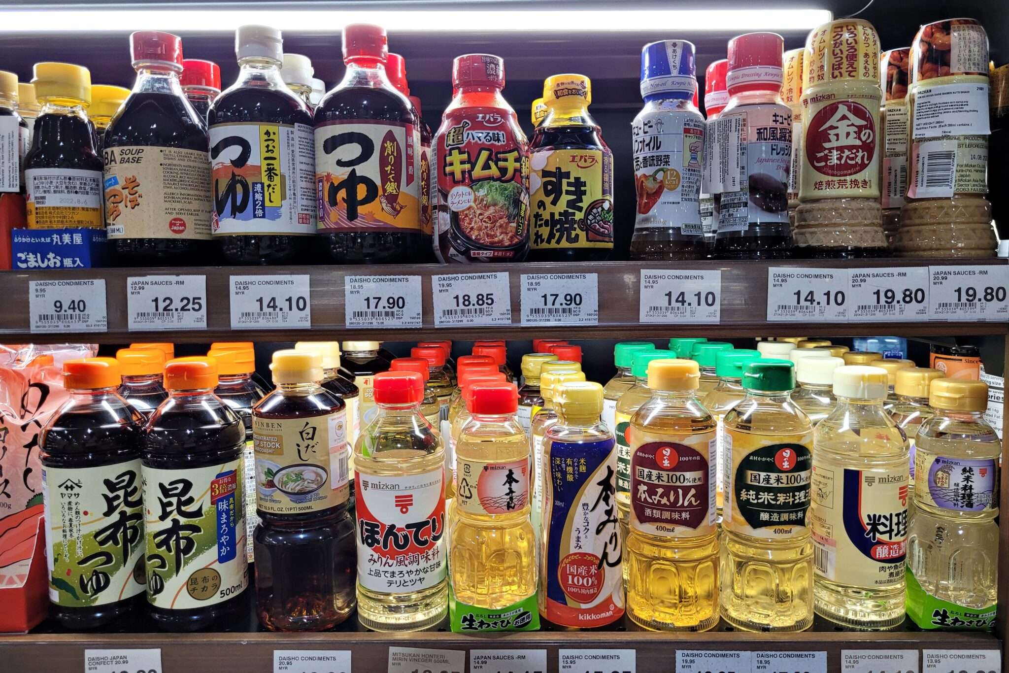 中国のソースや調味料がいっぱいの棚。