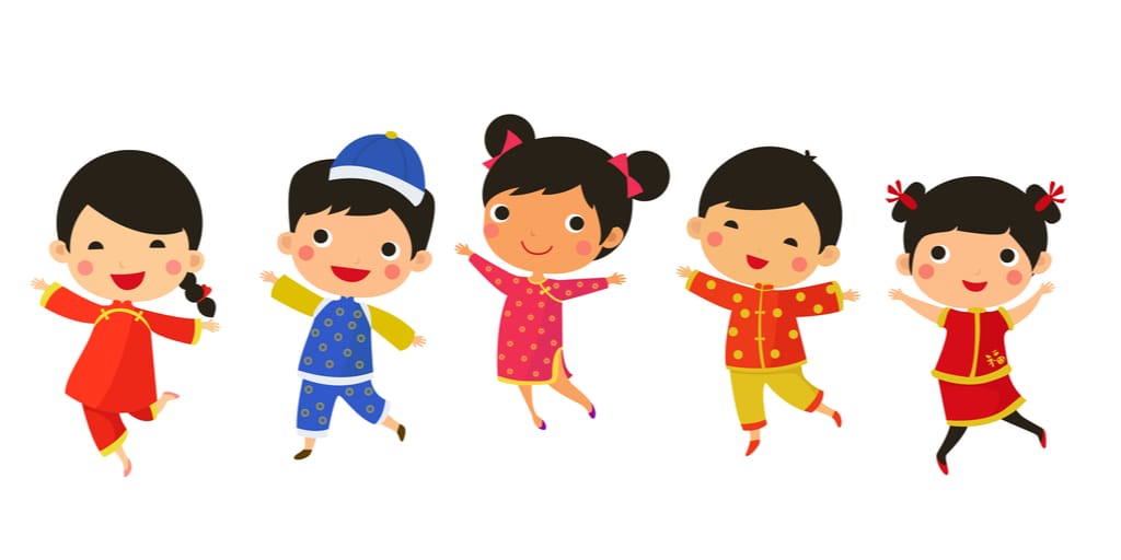 4 人の服装を着た中国孩子。