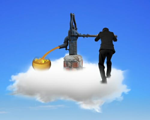 スーツを着た男性が雲の上に立って、ジョウロで慎重に植物に水をやっている。