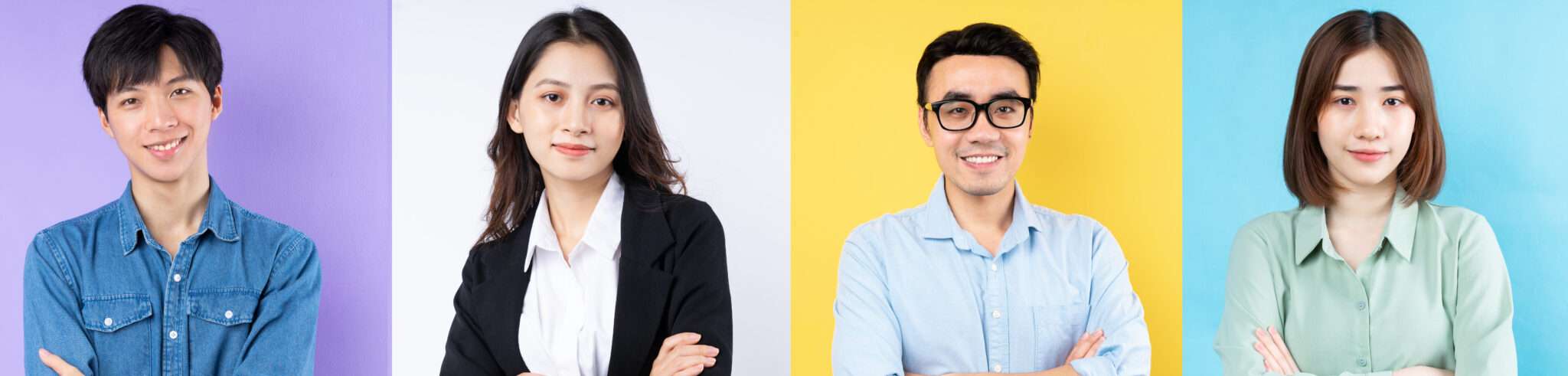 中国のカラフルな背景の前でポーズをとる人々のグループ。