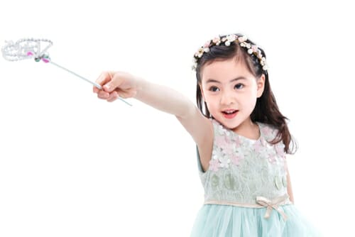 杖を持ったドレスを着た少女。中国の魅惑的な文化を表しています。