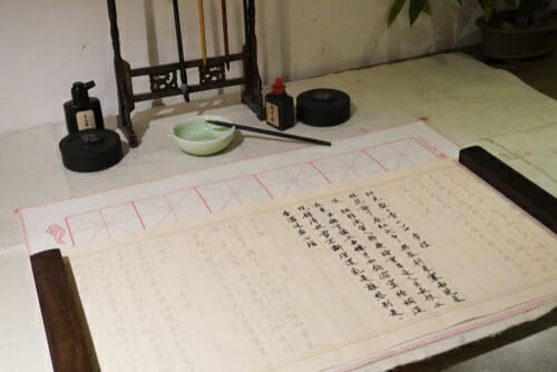 一つの中国卷軸の上に中国文字があります。