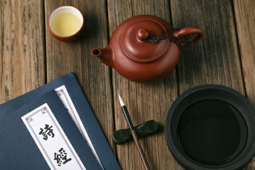 一つの中国茶箱と一本が木の上に置かれています。