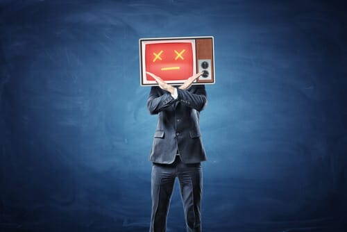 テレビ画面を頭の上にかざす中国のビジネスマン。