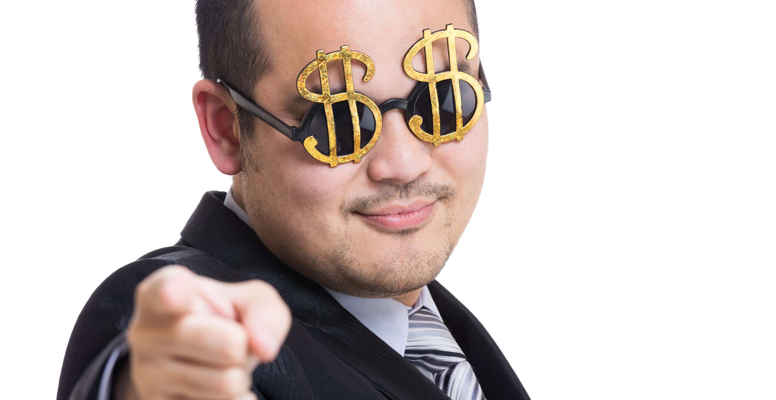 中国のドル記号がカメラを指しているサングラスをかけたビジネスマン。 中国のドル記号がカメラを指しているサングラスをかけたビジネスマン。