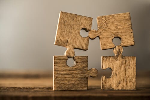 中国の木製テーブルの上にある 3 つの木製パズルのピース。 中国の木製テーブルの上にある 3 つの木製パズルのピース。