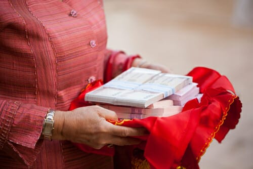 中国からの札束を持った赤いドレスを着た女性。 中国からの札束を持った赤いドレスを着た女性。