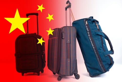 背景に中国の国旗が付いた 3 つのスーツケース。