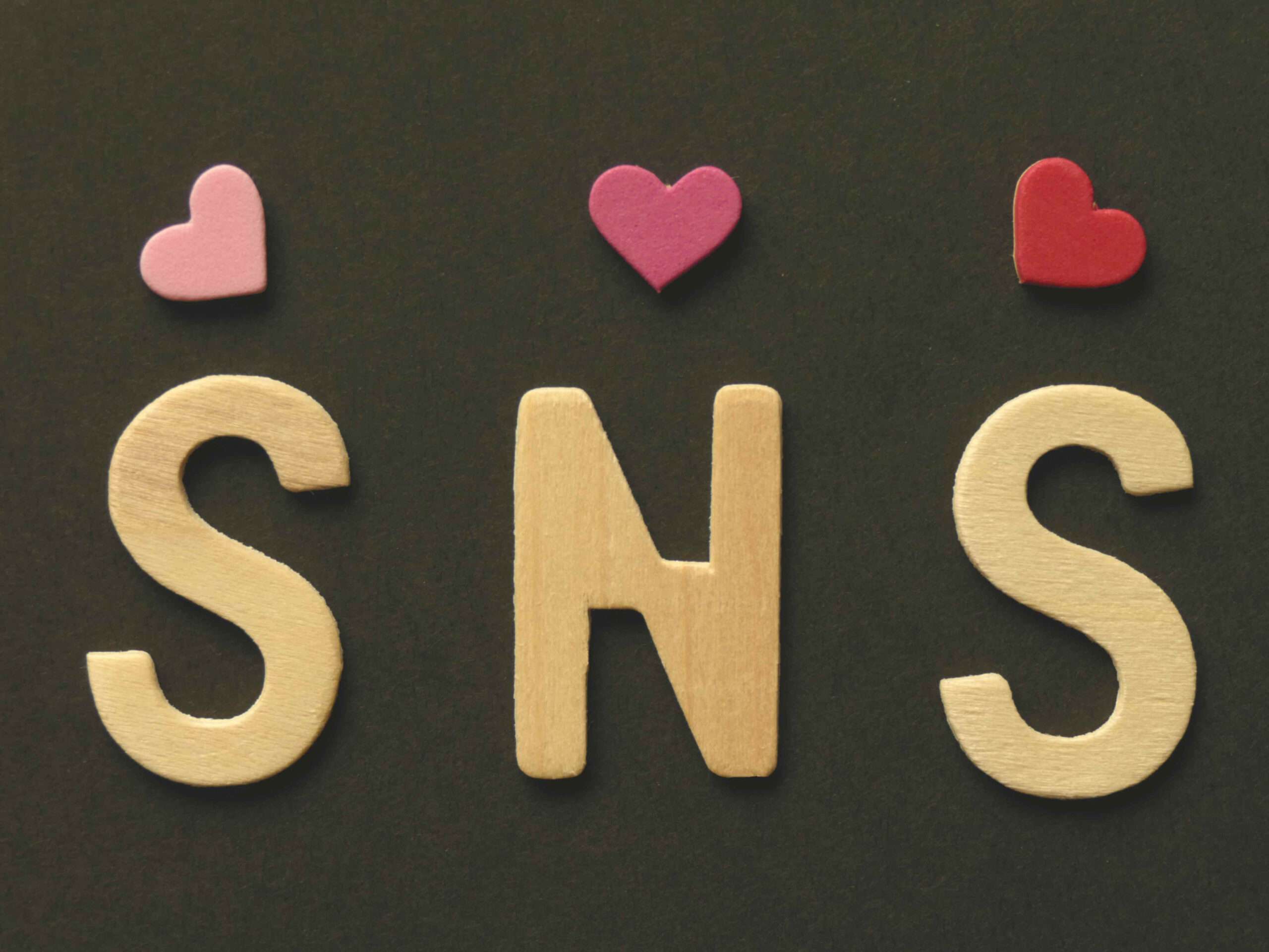 中国の木のハートに囲まれた「SNS」という言葉。