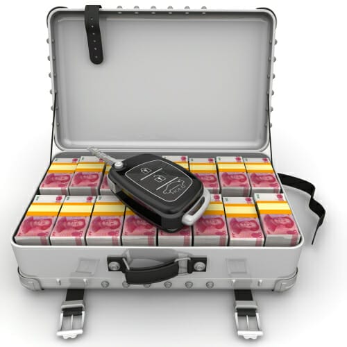 説明: 金属とハンドルが入ったハンドバッグ。