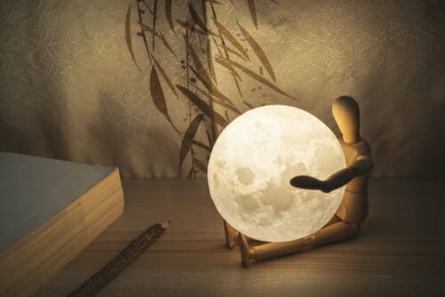 一つの子の上に月の明るい形の灯が置かれています。