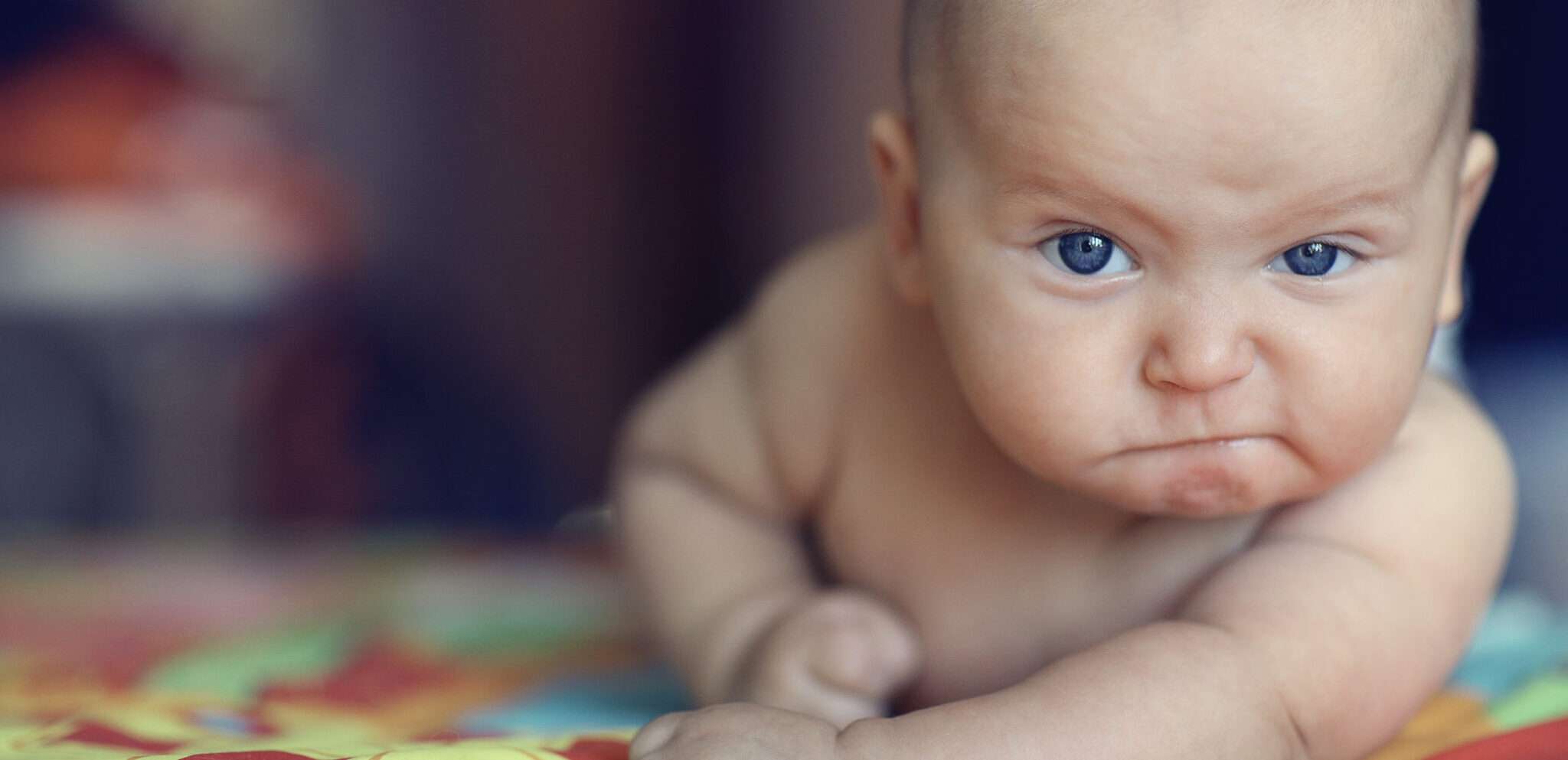 (中国のベッドに横たわる青い目の赤ちゃん)