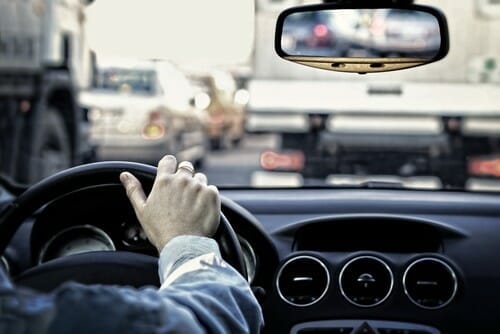 説明: 中国の交通渋滞で、一人の人が車に乗っています。