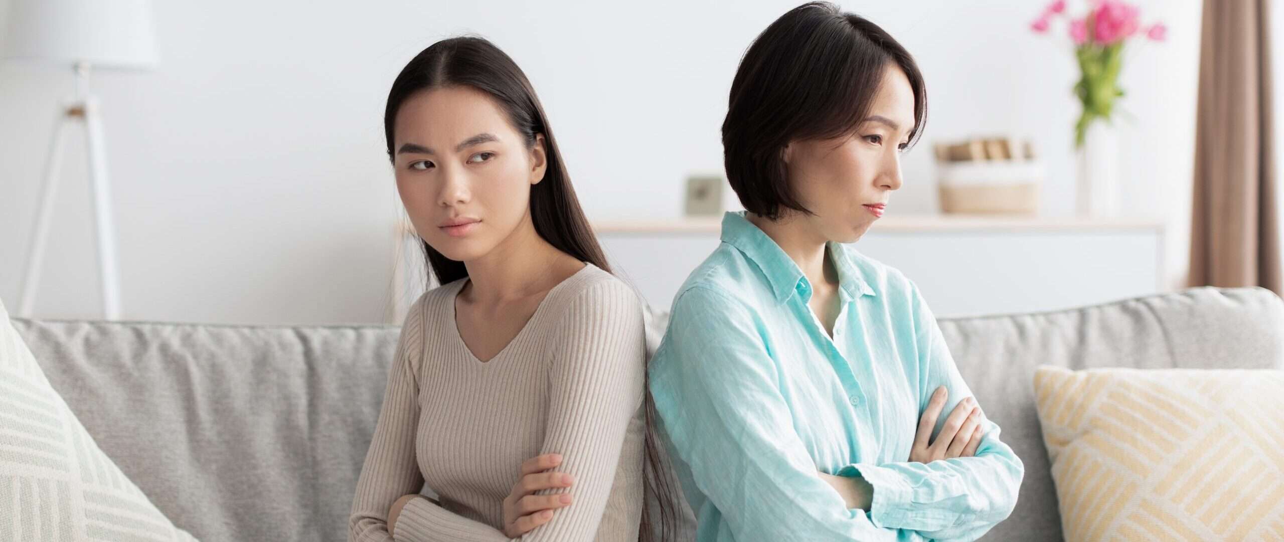 ソファに座って見つめ合う 2 人の中国人女性。