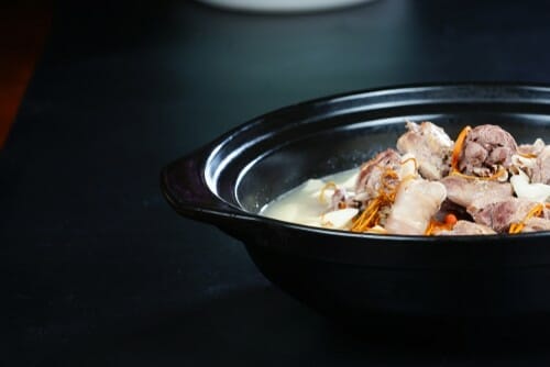 一つのボウルには肉と野菜の層があります。