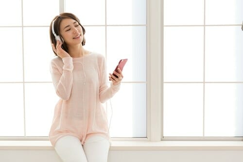 中国の女性の座は、台の上で音を鳴らします。