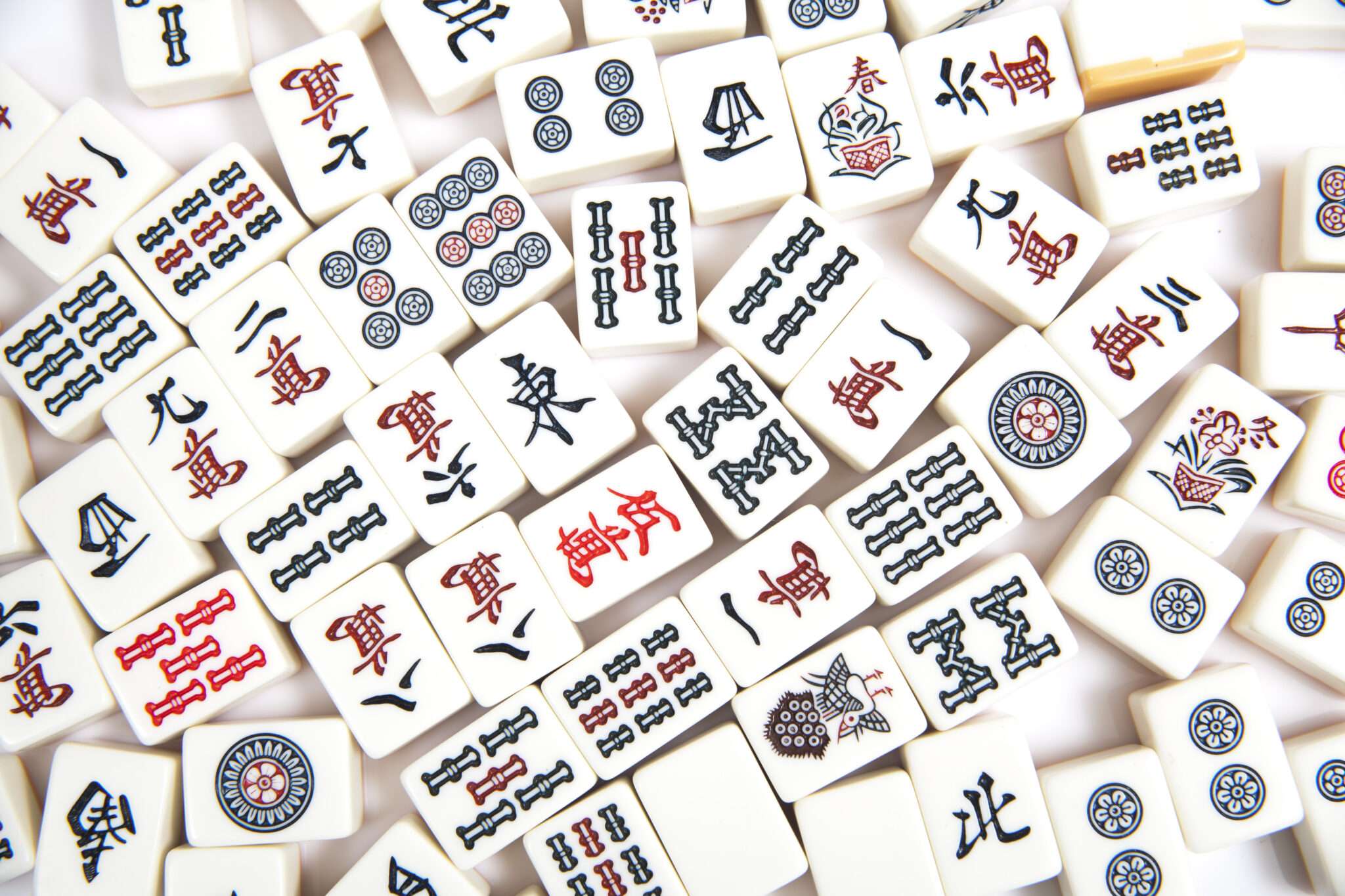 一組の中国の麻薬牌が白い表面に置かれています。