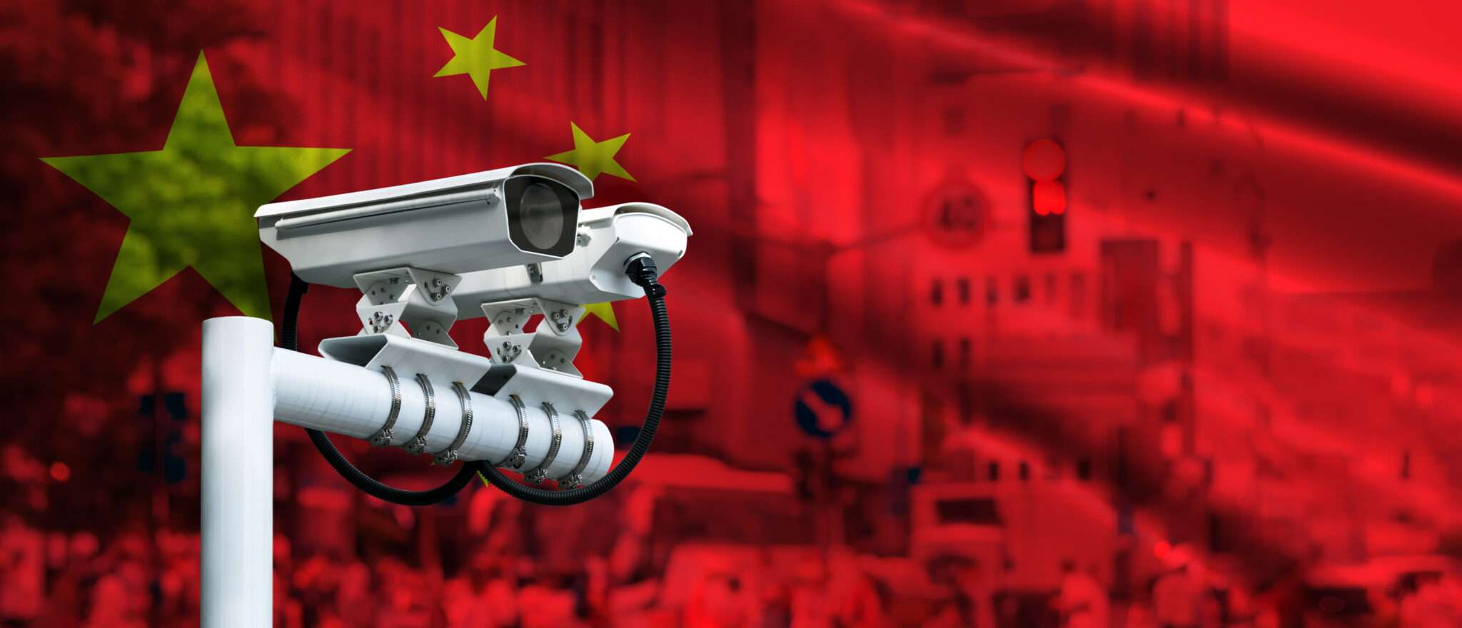 中国の国旗の前にある中国の監視カメラ。