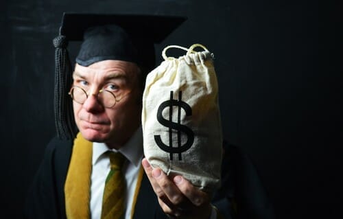 卒業式のガウンを着た男性がドル記号の付いたバッグを持ち、中国 (中国) の経済的繁栄を表しています。 卒業式のガウンを着た男性がドル記号の付いたバッグを持ち、中国 (中国) の経済的繁栄を表しています。