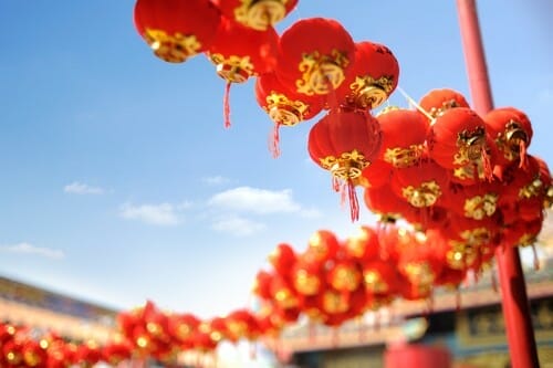 青い空を背景に赤い中国の提灯。 青い空を背景に赤い中国の提灯。