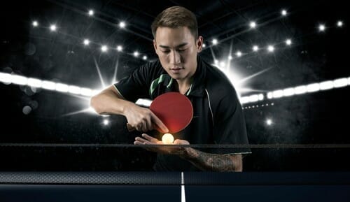 説明：中国の体育場でボールを打った男性。