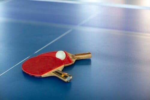 中国の青い卓球台に 2 つの卓球のパドル。