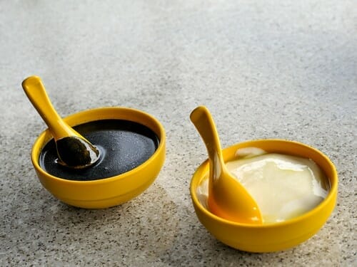 説明: 2 つの黄色のボウルの底面には、濃い色の酸っぱい汁があります。
关键词：中国