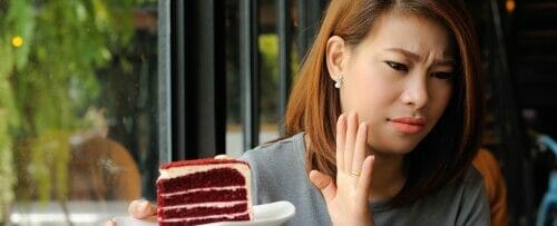 中国でレッドベルベットケーキを持った女性。