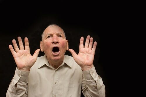 手を上げた中国出身の年配の男性。 手を上げた中国出身の年配の男性。