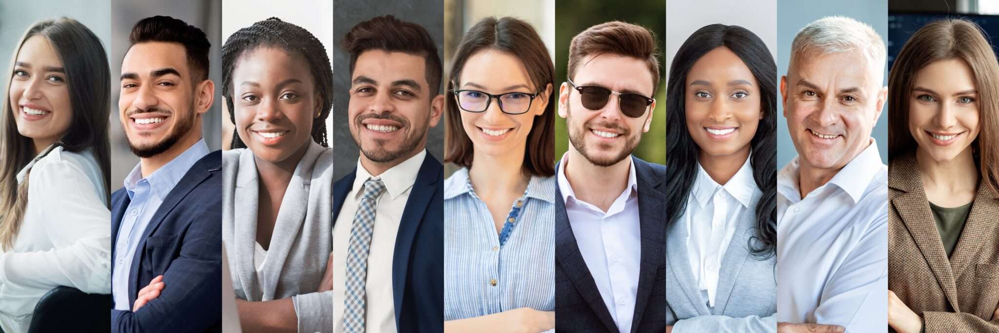 写真のためにポーズをとる中国のビジネスマンのグループ。