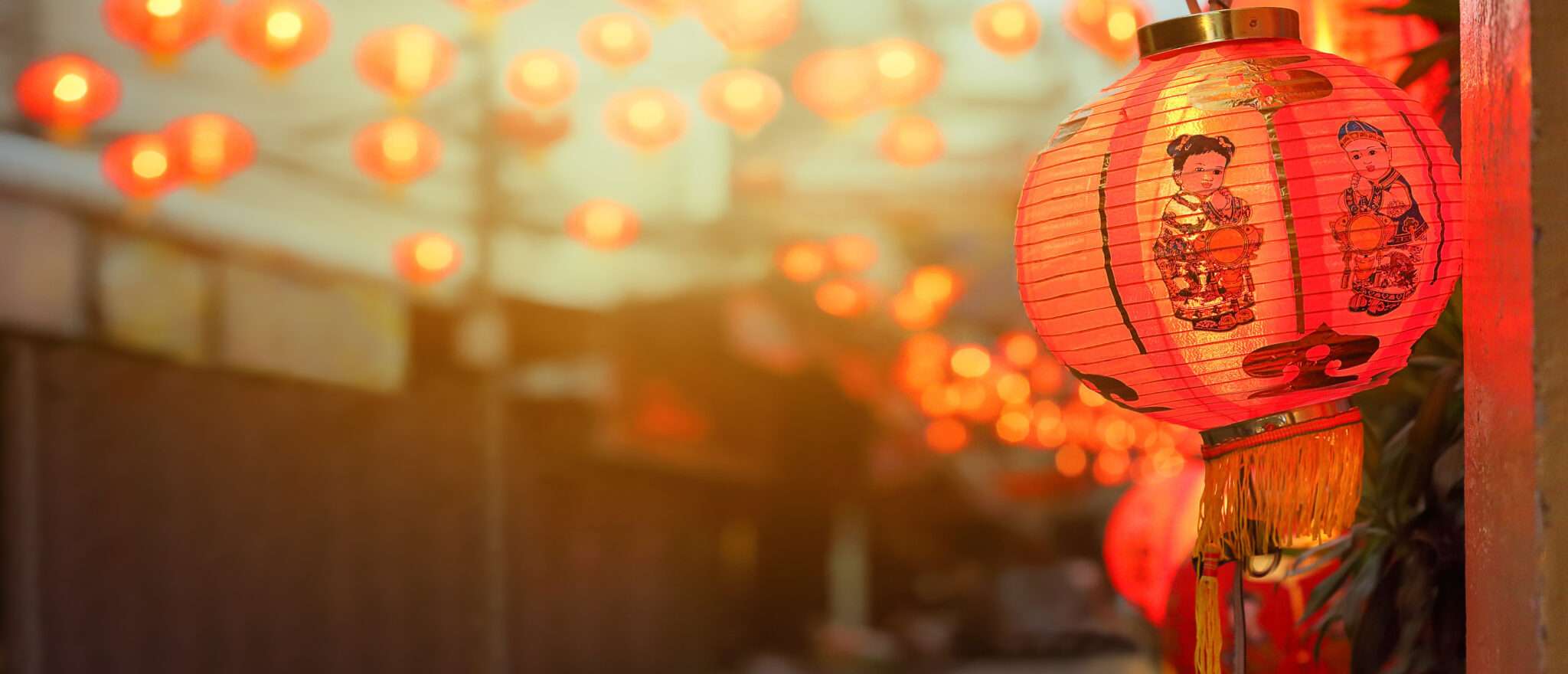 中式灯笼挂在街边。