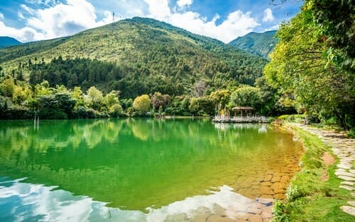 説明：四周に木々や山脈が広がる中国の一つの色湖での滞在。