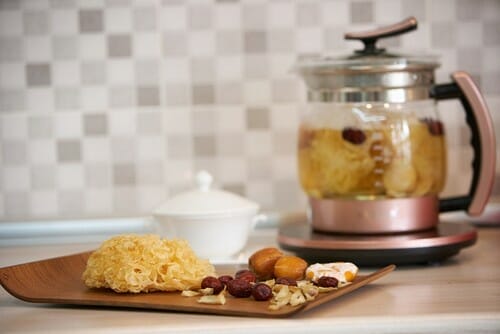 伝統的な中国茶文化を代表する、ティーポットとナッツのボウルが描かれたプレート。 伝統的な中国茶文化を代表する、ティーポットとナッツのボウルが描かれたプレート。