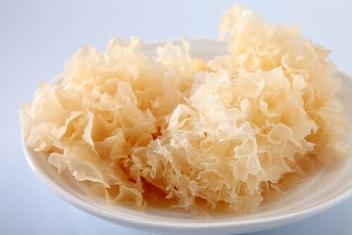 白い海苔が入った白い丼で、伝統的な中華料理を表しています。