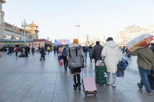 説明： 一群の人が街の上を走っている行李。
关键词：中国