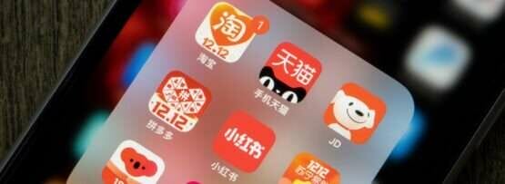 中国の文字が表示されたスマートフォン。