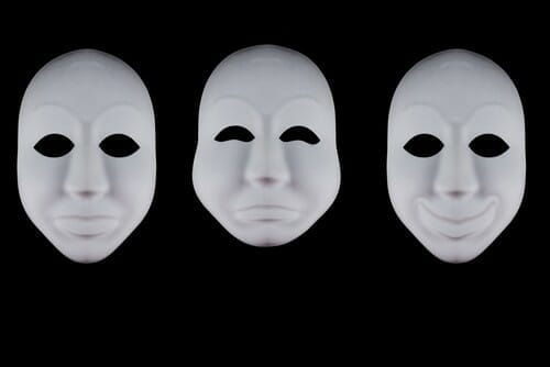 中国の黒い背景に 3 つの白いマスク。 中国の黒い背景に 3 つの白いマスク。