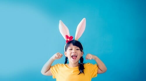 耳栓をした女性の姿が写真に撮られている。 耳栓をした女性の姿が写真に撮られている。