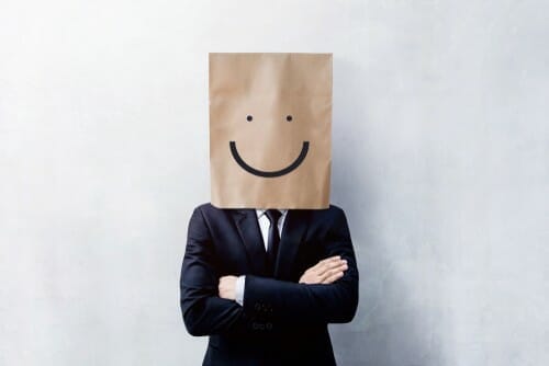 笑顔の紙袋をかぶった中国のビジネスマン。