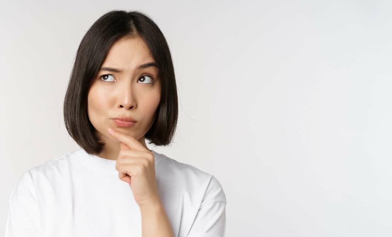 説明: 一年経ったボート女子、下巴で手指を放った。