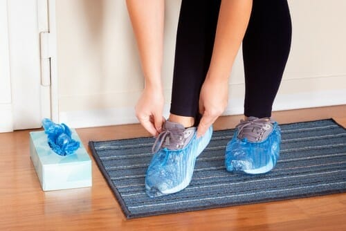 中国で女性が青い靴カバーを履いています。 中国で女性が青い靴カバーを履いています。