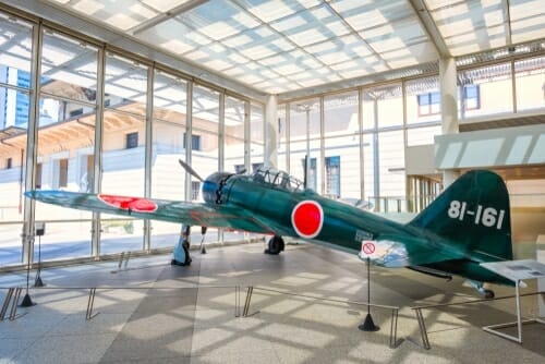 第二次世界大戦時の日本の戦闘機が博物館に展示されている。 第二次世界大戦時の日本の戦闘機が博物館に展示されている。