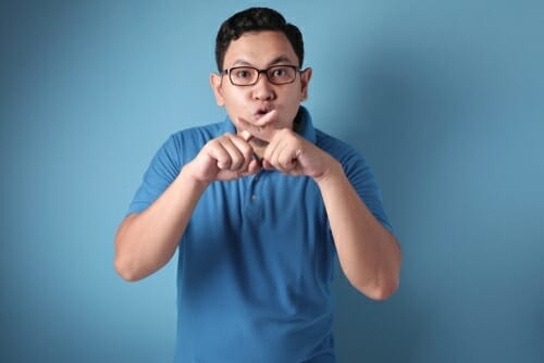 中国で男性が指でジェスチャーをしています。