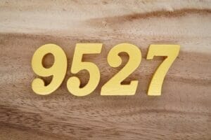 木の表面に黄色の金属の数字。