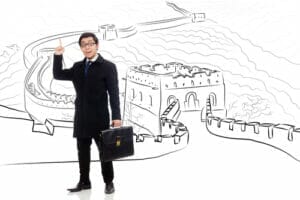 万里の長城の隣に立つ中国の実業家。 万里の長城の隣に立つ中国の実業家。