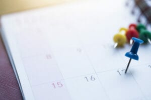 中国のカラーピンが付いたカレンダー。 中国のカラーピンが付いたカレンダー。