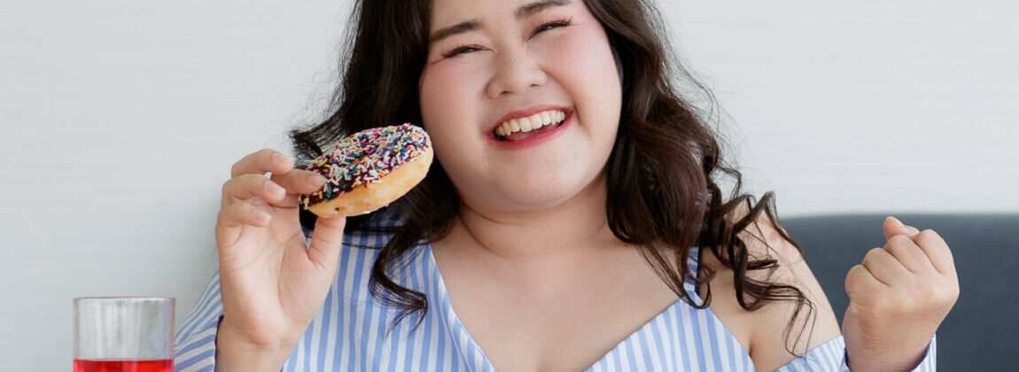 中国で女性がドーナツとポップコーンを食べている。