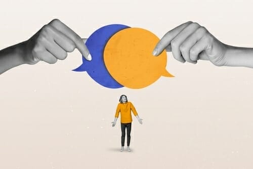 女性が手に 2 つの吹き出しを持っています。